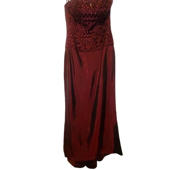 Helen Morley Maroon Iridescent Embroidered Strapless Maxi Gown with Sash Size 6 - Picture 11 of 11